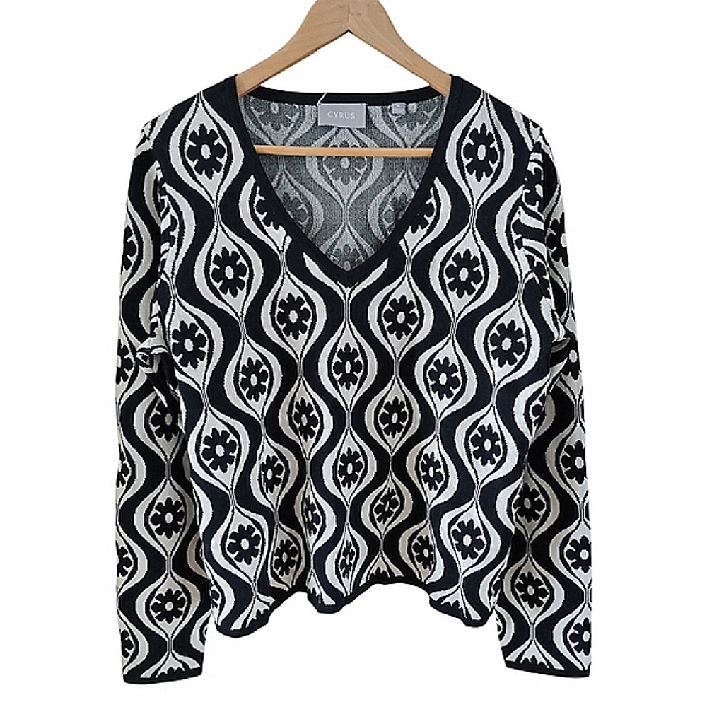 Cyrus XL Black and White Flower Patterned Women's Top Long Sleeves‎